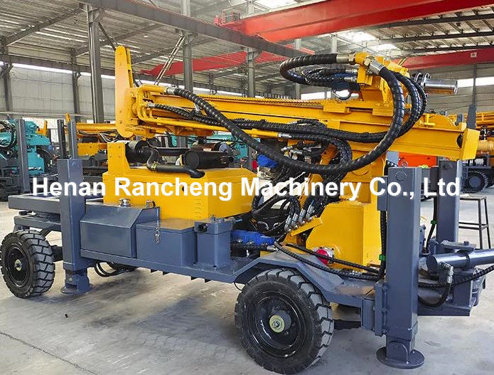 ماشین حفاری سوراخ های فراگیر با کارایی بالا با چهار چرخ در حال نصب در عمق 220 متر موتور 65KW قدرتمند