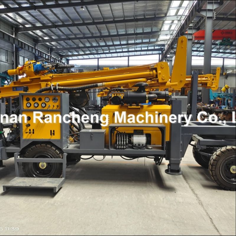220m 65KW موتور Quanchai چرخ نصب شده آب چاه حفاری ریگ با 13T نیروی بلند